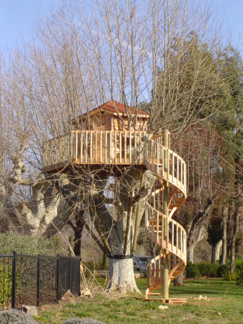 pics of houses in france. 50 tree-houses in France,